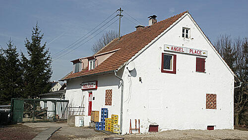 Dieses unscheinbare weiße Gebäude (gr. Foto) in Eggenberg bei Allershausen ist das Club Haus der Münchner „Hells Angels“ – der Schriftzug „Angel Place“ sagt es. Selbst der Bürgermeister lobt: „Sie bemühen sich um gute Nachbarschaft. Dieses unscheinbare weiße Gebäude (gr. Foto) in Eggenberg bei Allershausen ist das Club Haus der Münchner „Hells Angels“ – der Schriftzug „Angel Place“ sagt es. Selbst der Bürgermeister lobt: „Sie bemühen sich um gute Nachbarschaft.
