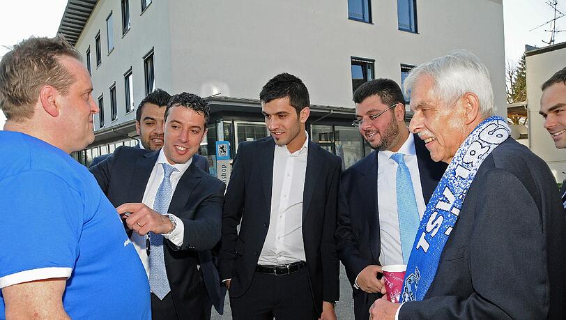 1860-Investor Hasan Ismaik (2.v.r.) lässt sich von seinem Freund Hamada Iraki ein Fanshirt zeigen 1860-Investor Hasan Ismaik (2.v.r.) lässt sich von seinem Freund Hamada Iraki ein Fanshirt zeigen