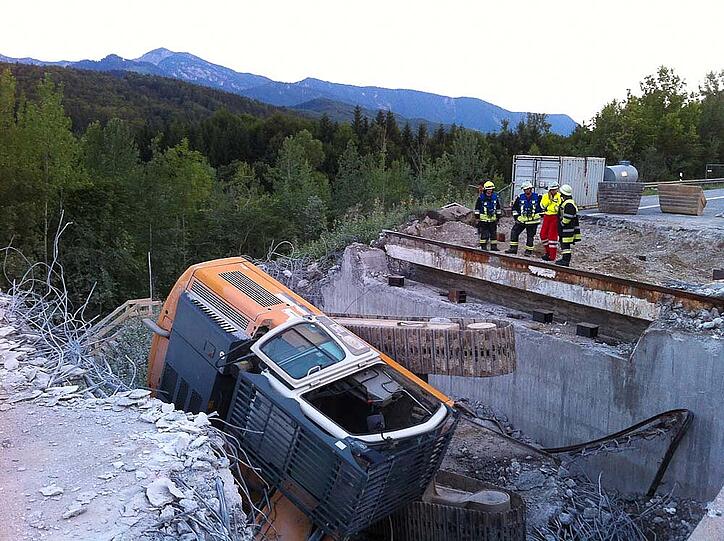 Ein dramatischer Unfall hat sich am Montagabend auf einer Baustelle an der A95 bei Großweil abgespielt - zwei Bagger stürzten von einer Brücke, ein Mann wurde bei dem Unfall schwer verletzt. Sehen Sie hier die Bilder.