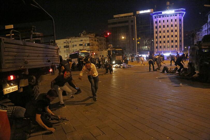 In der Türkei ist in der Nacht auf Samstag ein Militärputsch gescheitert. Die Bilder einer dramatischen Nacht.