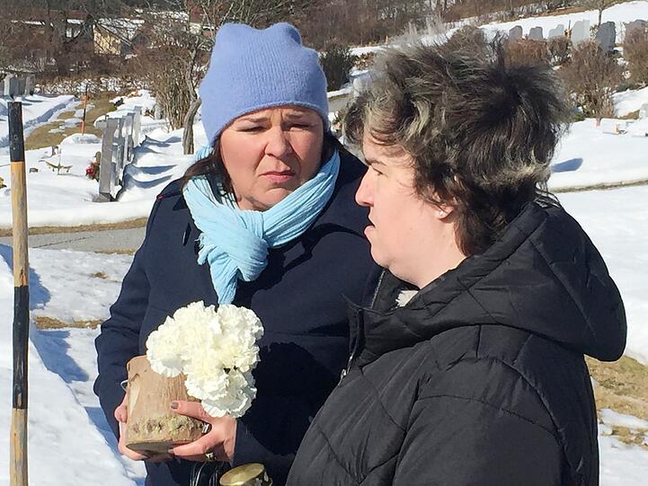 Gemeinsam mit Vera Int-Veen besuchte Irene Fischer das Grab ihrer Mutter Irene