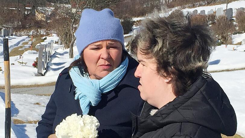 Gemeinsam mit Vera Int-Veen besuchte Irene Fischer das Grab ihrer Mutter Irene Gemeinsam mit Vera Int-Veen besuchte Irene Fischer das Grab ihrer Mutter Irene