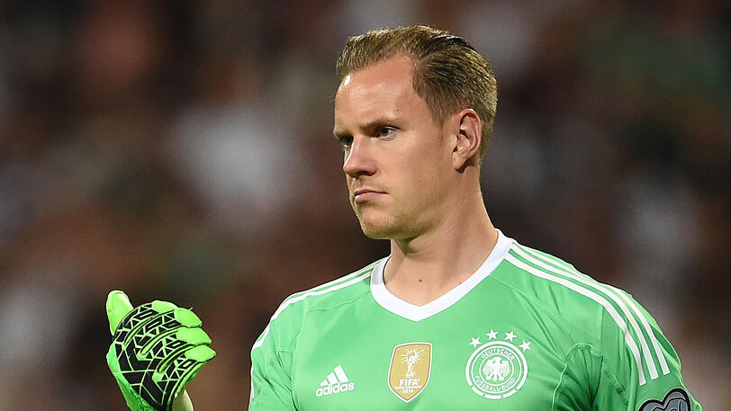 MARC-ANDRÉ TER STEGEN - NOTE 3: Ganz in grün, kurze Haare, spanische Bräune, Nummer 22 auf dem Rücken &ndash; das muss dieser Torwart vom FC Barcelona gewesen sein. In Nürnberg mit dem simpelsten Länderspiel-Einsatz seiner Karriere. Was soll man von seiner Leistung halten? Er hatte schließlich nichts zu halten. Note 3 für seine Geduld.