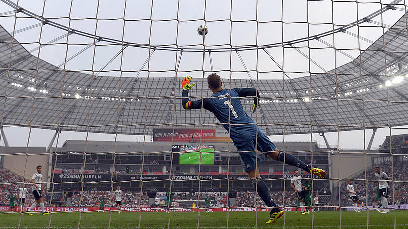 MANUEL NEUER - NOTE 3.
Zweites Länderspiel nach der monatelangen Zwangspause. Stauchte seine Vorderleute cheffig zusammen, weil sie zu viel zuließen bei Kontern. Selbst jedoch bis auf ein paar Schüsschen kaum geprüft. Sicher, wenn gefordert. Zur Halbzeit raus.
