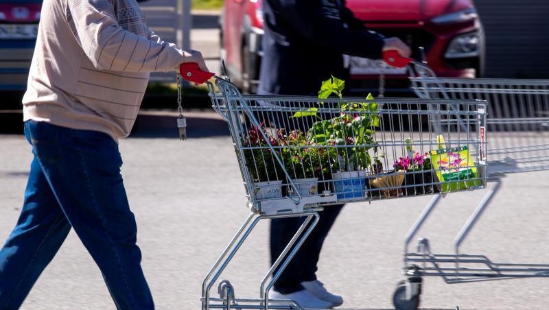 Kunden verlassen mit vollen Einkaufswagen einen wieder eröffneten Bau- und Gartenmarkt. Foto: Jens Büttner/dpa-Zentralbild/dpa Kunden verlassen mit vollen Einkaufswagen einen wieder eröffneten Bau- und Gartenmarkt. Foto: Jens Büttner/dpa-Zentralbild/dpa