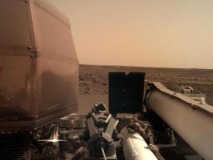 Der Nasa-Roboter "InSight" hat erste Fotos vom Mars gesendet: