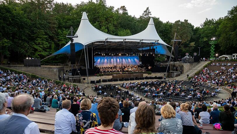 Die Berliner Philharmoniker spielten am Samstag in der Waldbühne. Rund 6000 Zuschauer waren zugelassen. In Bayern bleibt dies auch weiterhin undenkbar.