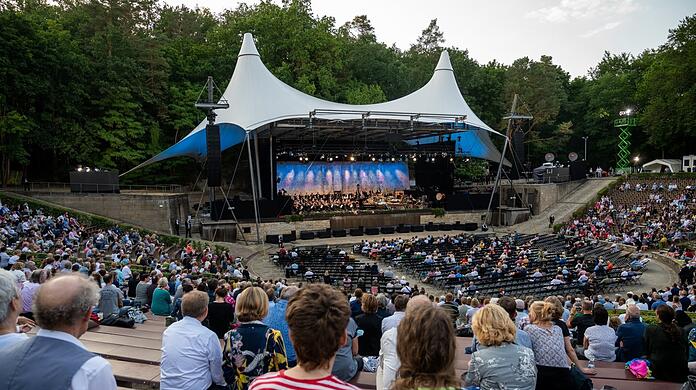 Die Berliner Philharmoniker spielten am Samstag in der Waldbühne. Rund 6000 Zuschauer waren zugelassen. In Bayern bleibt dies auch weiterhin undenkbar.