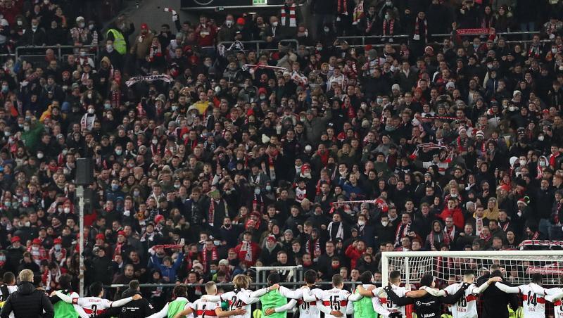 Die Stuttgarter Spieler feier mit ihren Fans den Sieg gegen den FSV Mainz 05.