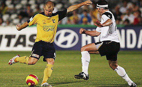 Andre Gumprecht (l.) für die Central Coast Mariners am Ball &ndash; nach seinem Skandal wohl nicht mehr lange.