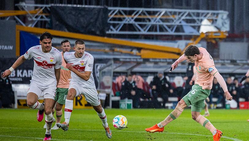 Jens Stage (r) erzielte die Werder-Führung in Stuttgart.