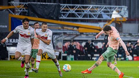 Jens Stage (r) erzielte die Werder-Führung in Stuttgart.