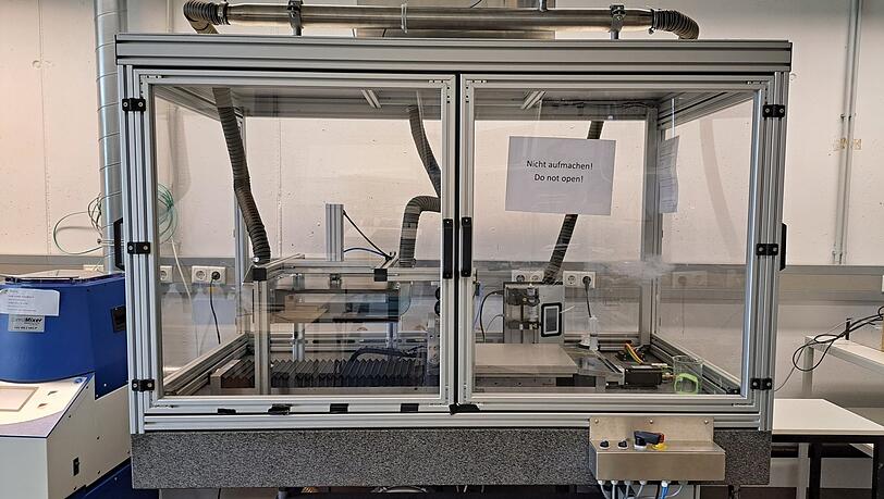 Mit einer sogenannten "Slot-Die Coater"-Maschine werden die neuartigen Folien hergestellt. Durch diese Technik können dünne Flüssigkeitsschichten auf Materialien wie Papier aufgetragen werden. Mit einer sogenannten "Slot-Die Coater"-Maschine werden die neuartigen Folien hergestellt. Durch diese Technik können dünne Flüssigkeitsschichten auf Materialien wie Papier aufgetragen werden.