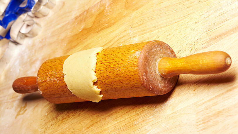 Wenn der Teig beim Ausrollen am Nudelholz kleben bleibt, ist das sehr ärgerlich. Ein simpler Trick kann das verhindern, ganz ohne extra Mehl. Wenn der Teig beim Ausrollen am Nudelholz kleben bleibt, ist das sehr ärgerlich. Ein simpler Trick kann das verhindern, ganz ohne extra Mehl.