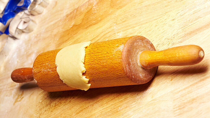 Wenn der Teig beim Ausrollen am Nudelholz kleben bleibt, ist das sehr ärgerlich. Ein simpler Trick kann das verhindern, ganz ohne extra Mehl. Wenn der Teig beim Ausrollen am Nudelholz kleben bleibt, ist das sehr ärgerlich. Ein simpler Trick kann das verhindern, ganz ohne extra Mehl.