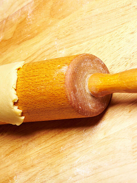 Wenn der Teig beim Ausrollen am Nudelholz kleben bleibt, ist das sehr ärgerlich. Ein simpler Trick kann das verhindern, ganz ohne extra Mehl.