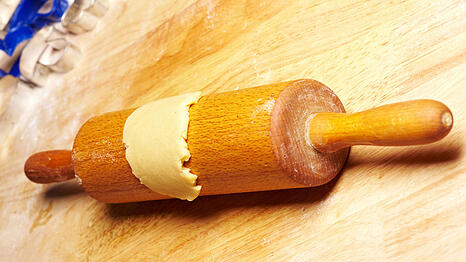 Wenn der Teig beim Ausrollen am Nudelholz kleben bleibt, ist das sehr ärgerlich. Ein simpler Trick kann das verhindern, ganz ohne extra Mehl.