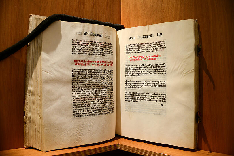 Das Reinheitsgebot ist am 23. April 1516 in Ingolstadt erlassen worden. Darin hei&szlig;t es: &ldquo;Ganz besonders wollen wir, da&szlig; forthin allenthalben in unseren St&auml;dten und M&auml;rkten und auf dem Lande zu keinem Bier mehr St&uuml;cke als allein Gersten, Hopfen und Wasser verwendet und gebraucht werden sollen.&rdquo;