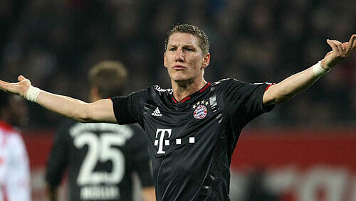 Bastian Schweinsteiger zögert noch, ob er beim FC Bayern bleiben soll. Bastian Schweinsteiger zögert noch, ob er beim FC Bayern bleiben soll.