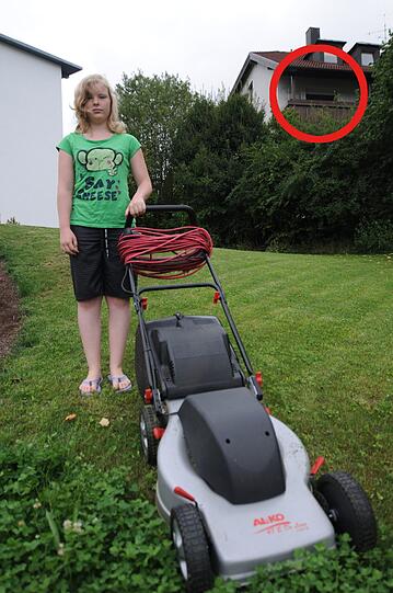 Anna (14) mäht den Rasen vor dem Haus ihrer Mutter. Plötzlich knallt es. Vom Balkon (roter Kreis) aus hat der 53-Jährige auf den Teenager geschossen.