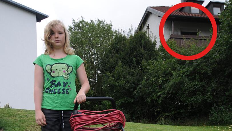 Anna (14) mäht den Rasen vor dem Haus ihrer Mutter. Plötzlich knallt es. Vom Balkon (roter Kreis) aus hat der 53-Jährige auf den Teenager geschossen. Anna (14) mäht den Rasen vor dem Haus ihrer Mutter. Plötzlich knallt es. Vom Balkon (roter Kreis) aus hat der 53-Jährige auf den Teenager geschossen.
