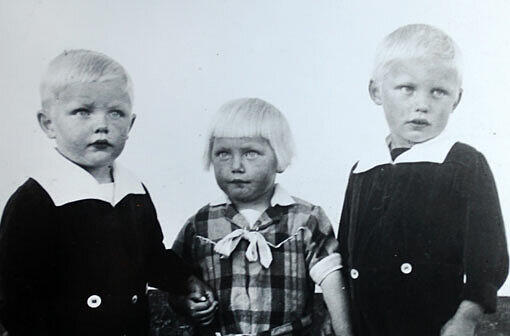 1933 waren sie alle Drei noch zusammen: Alt-OB Georg Kronawitter (rechts, damals 5) mit seinem Bruder Josef. In die Mitte haben die Buben ihre Schwester Paula genommen. Sie starb wenig später an Diphterie.