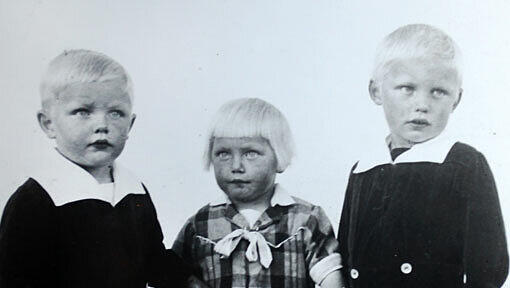 1933 waren sie alle Drei noch zusammen: Alt-OB Georg Kronawitter (rechts, damals 5) mit seinem Bruder Josef. In die Mitte haben die Buben ihre Schwester Paula genommen. Sie starb wenig später an Diphterie.