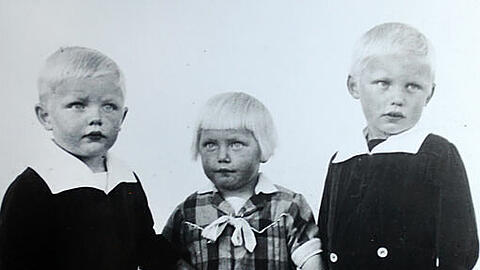 1933 waren sie alle Drei noch zusammen: Alt-OB Georg Kronawitter (rechts, damals 5) mit seinem Bruder Josef. In die Mitte haben die Buben ihre Schwester Paula genommen. Sie starb wenig später an Diphterie.