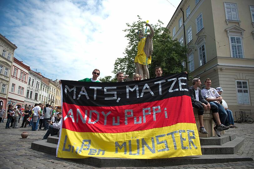 Deutsche Fans vor dem Portugal-Sieg - friedlich und fröhlich in Lemberg unterwegs.