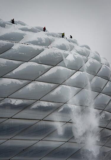 Die Freischaufel-Aktion soll verhindern, dass Schneemassen abrutschen und unkontrolliert nach unten fallen.