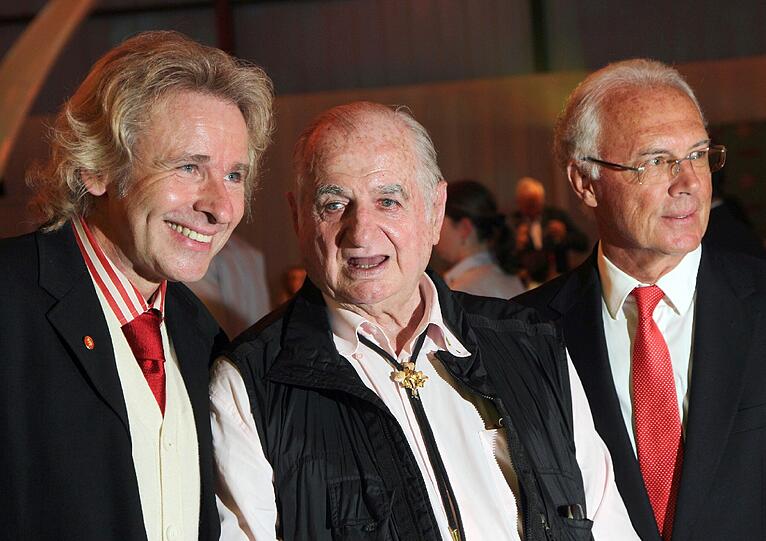 Kein Unbekannter bei den Stars: Moderator Thomas Gottschalk (l-r), Hans Riegel und der Ehrenpräsident des FC Bayern, Franz Beckenbauer, bei einer Charity-Veranstaltung in Jakobsberg.
