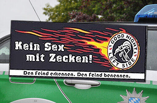 Auf einer Kiste in einem Einsatzfahrzeug der Polizei entdeckten Fußballfans solche Aufkleber mit rechten Parolen. (Symbolbild)