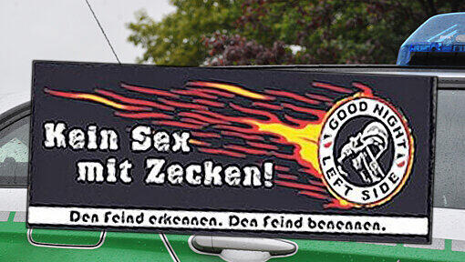 Auf einer Kiste in einem Einsatzfahrzeug der Polizei entdeckten Fußballfans solche Aufkleber mit rechten Parolen. (Symbolbild) Auf einer Kiste in einem Einsatzfahrzeug der Polizei entdeckten Fußballfans solche Aufkleber mit rechten Parolen. (Symbolbild)