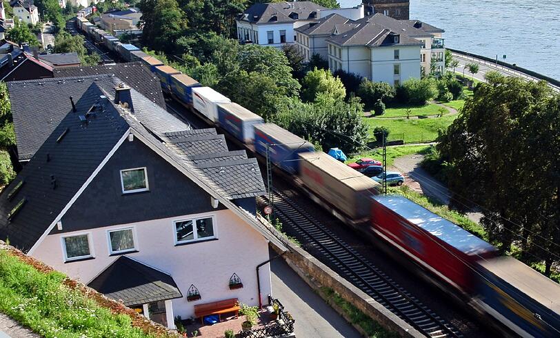 Ein Zug rauscht mitten durch einen Ort.