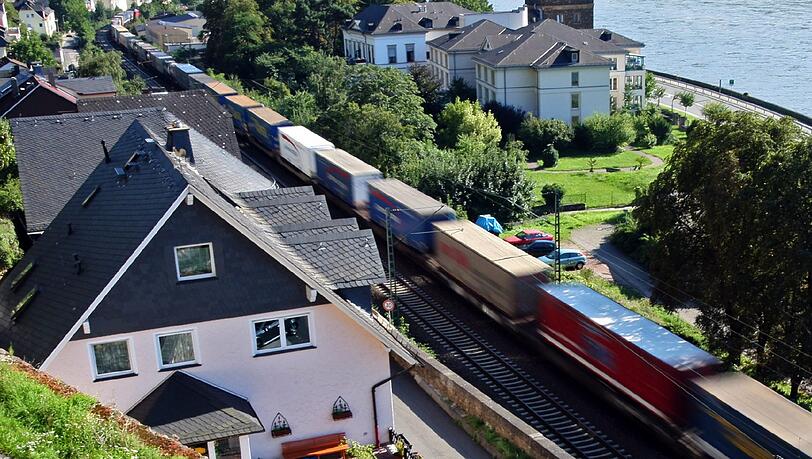 Ein Zug rauscht mitten durch einen Ort. Ein Zug rauscht mitten durch einen Ort.