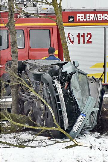 Die Feuerwehr musste eine schwer verletzte Person aus dem Unfallwrack bergen.