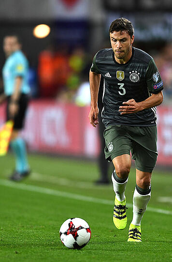 JONAS HECTOR NOTE 4:
Der Immer-Noch-Kölner als Bank auf links hinten. Spielte sicherer Pässe, versuchte Tempo und Zielstrebigkeit reinzubringen &ndash; was nicht immer gelang. Patzer in Defensive (18.).