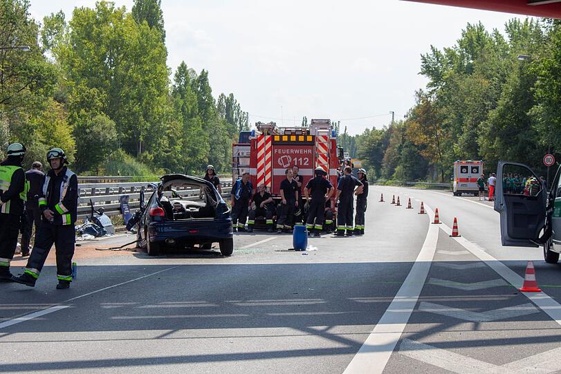 Der Pkw wurde komplett zerstört, sowohl die Fahrerin als auch der Fahrer erlitten schwere Verletzungen. Auch viele Insassen im Bus wurden verletzt. Die Bilder vom Unfallort auf der A73 bei Nürnberg.