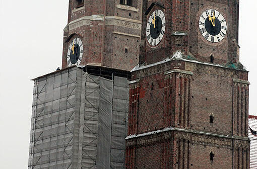 Frauenkirche: Zum ersten Mal seit 2008 sind wieder beide Türme der Frauenkirche zu sehen. Vor mehr als vier Jahren war nämlich der Nordturm eingerüstet worden. Witterungsschäden hatten ihm und seinem zwölf Zentimeter kleineren Bruder arg zugesetzt. 2001 stürzten erste Brocken herunter, Wasser drang durch Risse und undichte Fugen. Jetzt sind die Arbeiten am Nordturm fertig, das Gerüst wird bis Ende April Stück für Stück abgebaut. Derzeit steht es auf der Höhe der großen Uhr, die restaurierten Zifferblätter sind wieder montiert. 
Im unteren Teil des Turms wird noch bis zum Spätsommer gearbeitet. Gleichzeitig soll die Wand zwischen den beiden Türmen eingerüstet, abgetragen und komplett neu aufgebaut werden. Ab Herbst legen die Gerüstbauer am Südturm Hand an. Diese Arbeiten dauern dann bis 2016.