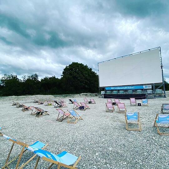 Auf einer Liegewiese können die Filme auch ohne Auto gesehen werden.