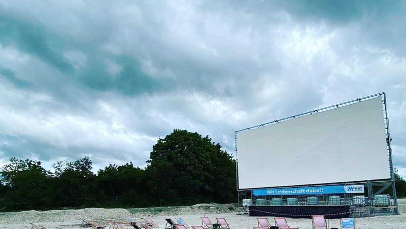 Auf einer Liegewiese können die Filme auch ohne Auto gesehen werden. Auf einer Liegewiese können die Filme auch ohne Auto gesehen werden.