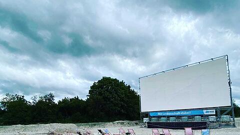 Auf einer Liegewiese können die Filme auch ohne Auto gesehen werden.