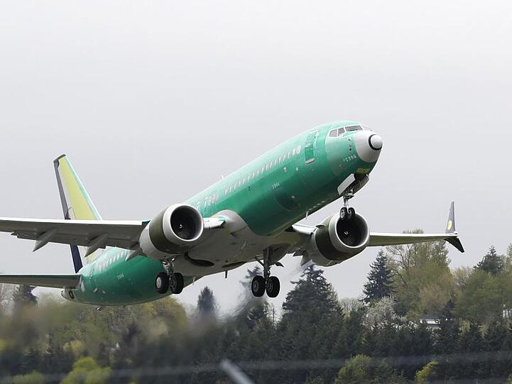 Eine Boeing 737 Max 8 bei einem Testflug. Der US-Flugzeughersteller Boeing hat bei der US-Luftaufsichtsbehörde FAA eingeräumt, möglicherweise fehlerhafte Teile in einem Teil seiner Flotte verbaut zu haben.