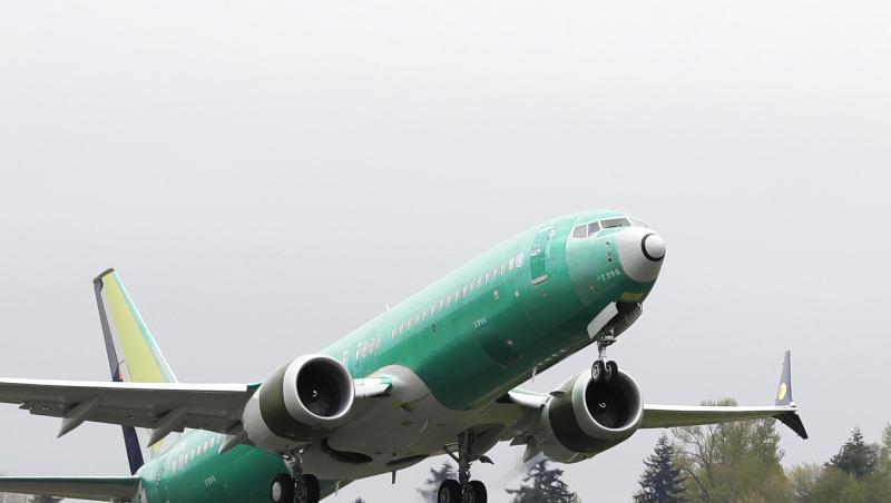 Eine Boeing 737 Max 8 bei einem Testflug. Der US-Flugzeughersteller Boeing hat bei der US-Luftaufsichtsbehörde FAA eingeräumt, möglicherweise fehlerhafte Teile in einem Teil seiner Flotte verbaut zu haben. Eine Boeing 737 Max 8 bei einem Testflug. Der US-Flugzeughersteller Boeing hat bei der US-Luftaufsichtsbehörde FAA eingeräumt, möglicherweise fehlerhafte Teile in einem Teil seiner Flotte verbaut zu haben.