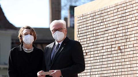 Frank-Walter Steinmeier und Elke Büdenbender vor der Installation "Verschwindende Wand - mit Botschaften, die bleiben" in Weimar.