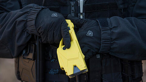 Die Polizei griff zum Taser, um den Mann festzunehmen. (Symbolbild)