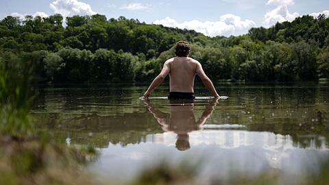 In Deutschland und Österreich kann man in fast jedem See bedenkenlos baden. (Symbolbild)