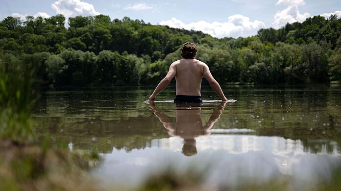 In Deutschland und Österreich kann man in fast jedem See bedenkenlos baden. (Symbolbild)