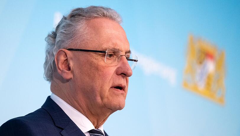 Bayerns Innenminister Joachim Herrmann nimmt an einer Pressekonferenz teil.