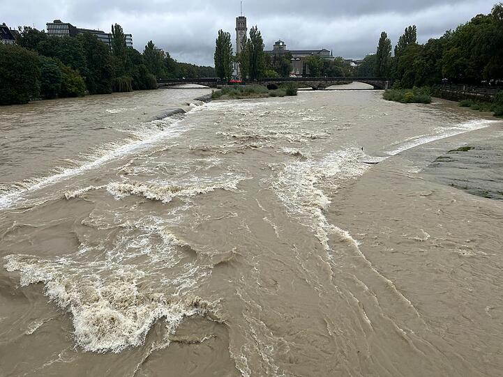 Isar-Bilder vom Dienstag – mit deutlich mehr Wasser als üblich.